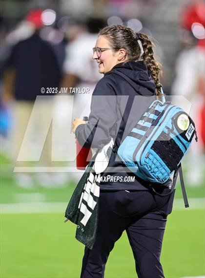 Thumbnail 2 in Mineral Wells vs Glen Rose (UIL 4A-2 Football Bi-District) photogallery.