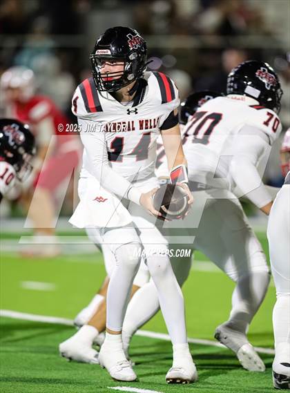 Thumbnail 3 in Mineral Wells vs Glen Rose (UIL 4A-2 Football Bi-District) photogallery.