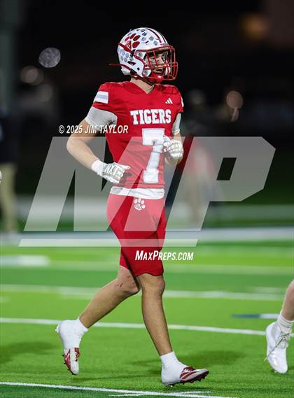 Thumbnail 2 in Mineral Wells vs Glen Rose (UIL 4A-2 Football Bi-District) photogallery.