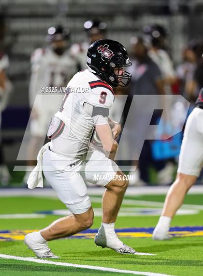 Thumbnail 2 in Mineral Wells vs Glen Rose (UIL 4A-2 Football Bi-District) photogallery.