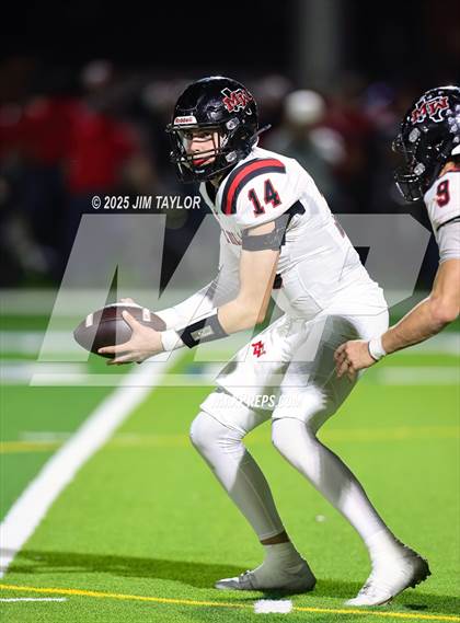 Thumbnail 3 in Mineral Wells vs Glen Rose (UIL 4A-2 Football Bi-District) photogallery.