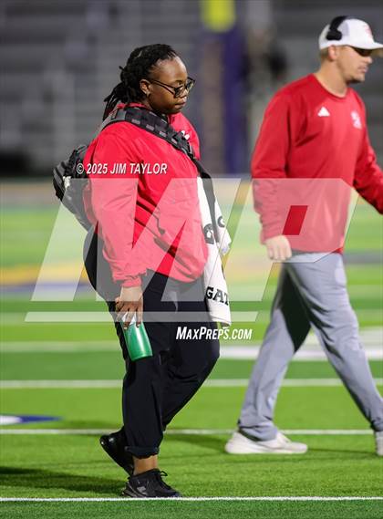 Thumbnail 3 in Mineral Wells vs Glen Rose (UIL 4A-2 Football Bi-District) photogallery.