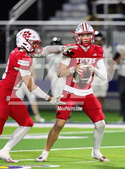 Thumbnail 1 in Mineral Wells vs Glen Rose (UIL 4A-2 Football Bi-District) photogallery.
