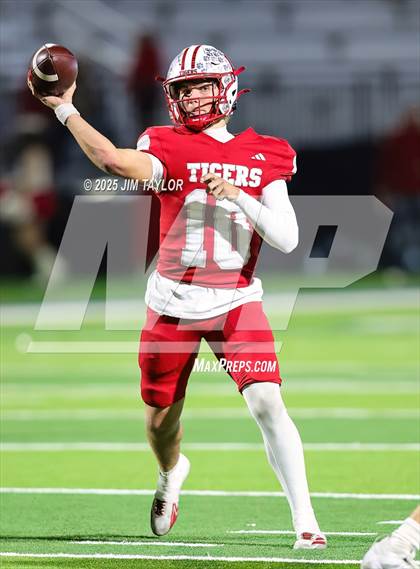 Thumbnail 2 in Mineral Wells vs Glen Rose (UIL 4A-2 Football Bi-District) photogallery.