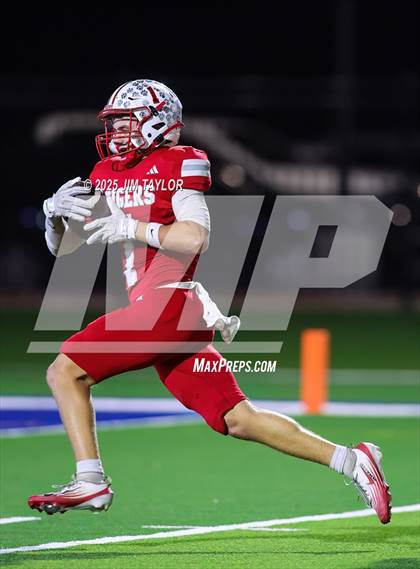 Thumbnail 3 in Mineral Wells vs Glen Rose (UIL 4A-2 Football Bi-District) photogallery.