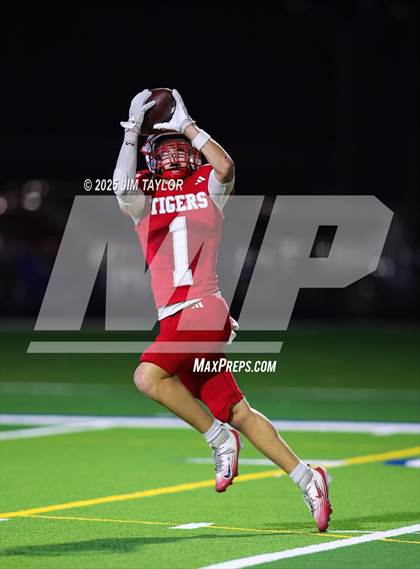 Thumbnail 3 in Mineral Wells vs Glen Rose (UIL 4A-2 Football Bi-District) photogallery.