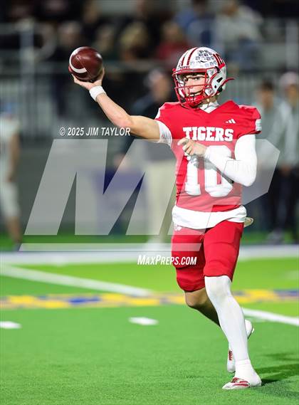 Thumbnail 3 in Mineral Wells vs Glen Rose (UIL 4A-2 Football Bi-District) photogallery.