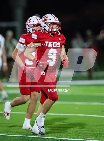 Thumbnail 1 in Mineral Wells vs Glen Rose (UIL 4A-2 Football Bi-District) photogallery.
