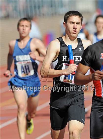 Thumbnail 2 in 117th Penn Relays (Boys 4x800m Small Schools Race 302) photogallery.