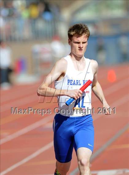 Thumbnail 2 in 117th Penn Relays (Boys 4x800m Small Schools Race 302) photogallery.