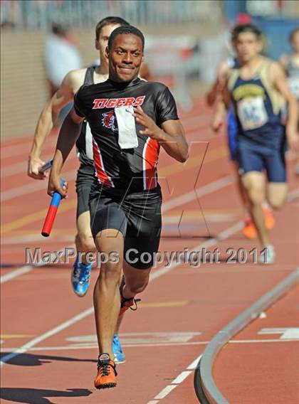 Thumbnail 2 in 117th Penn Relays (Boys 4x800m Small Schools Race 302) photogallery.