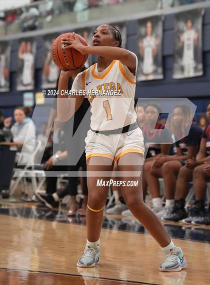 Thumbnail 2 in La Vega vs. Madisonville (UIL 4A Region 3 Final) photogallery.