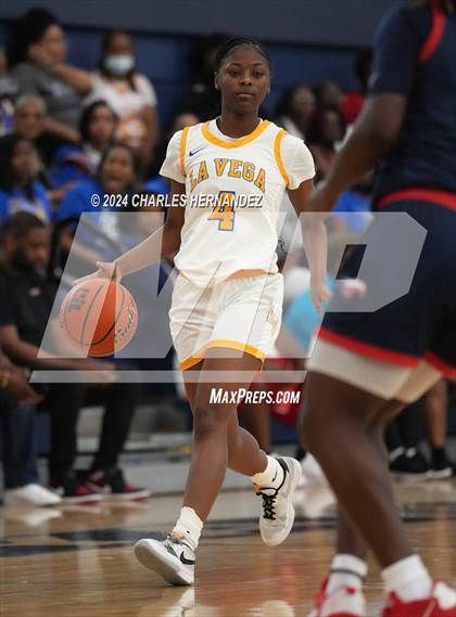 Thumbnail 2 in La Vega vs. Madisonville (UIL 4A Region 3 Final) photogallery.