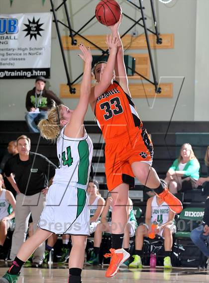 Thumbnail 1 in Roseville vs. Dixon (Ram Jam Winter Classic) photogallery.