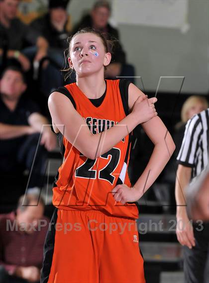 Thumbnail 1 in Roseville vs. Dixon (Ram Jam Winter Classic) photogallery.