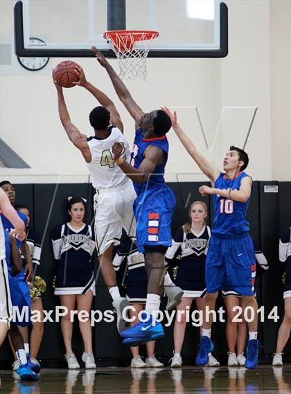 Thumbnail 3 in Central Catholic vs. St. Joseph Notre Dame (CIF NorCal Regional D5 Final) photogallery.