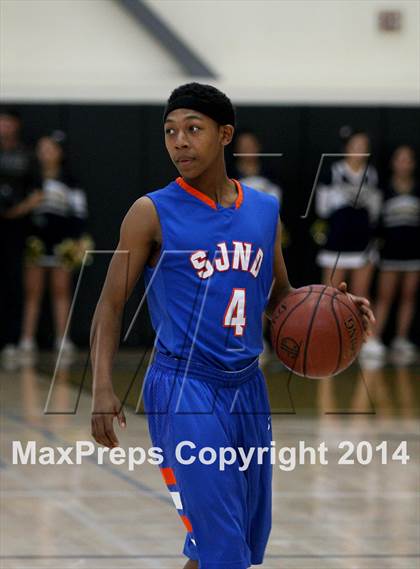 Thumbnail 3 in Central Catholic vs. St. Joseph Notre Dame (CIF NorCal Regional D5 Final) photogallery.