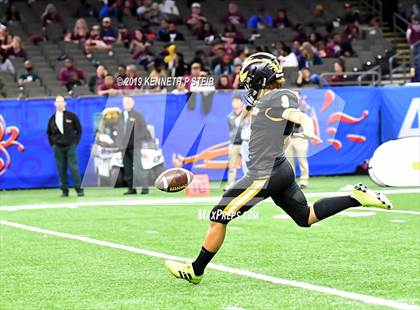 Thumbnail 1 in St. James vs. Jennings (LHSAA Class 3A Final) photogallery.