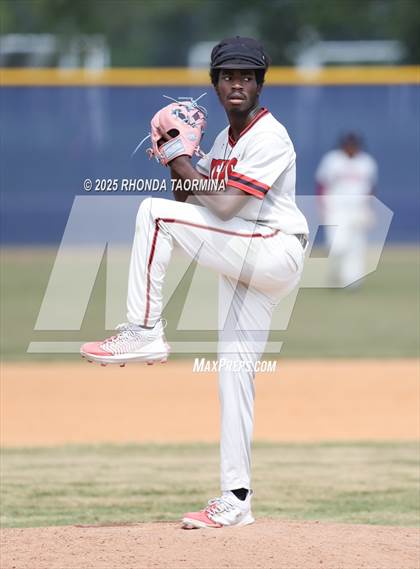 Thumbnail 2 in Terry vs Randle (Lamar Consolidated Playoff) photogallery.