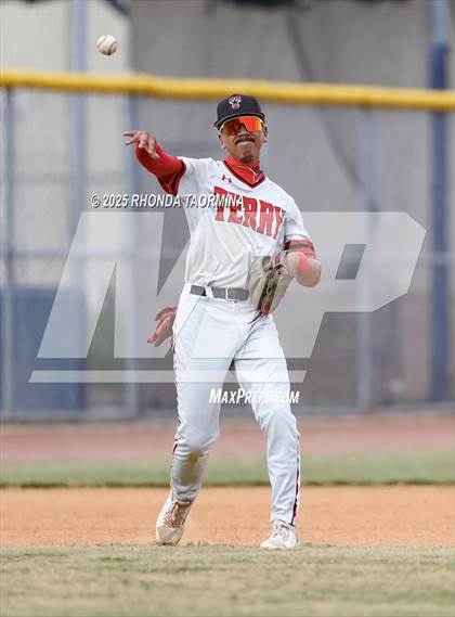 Thumbnail 1 in Terry vs Randle (Lamar Consolidated Playoff) photogallery.
