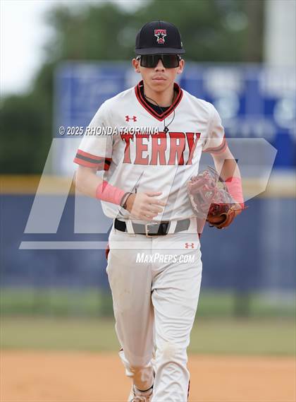 Thumbnail 2 in Terry vs Randle (Lamar Consolidated Playoff) photogallery.