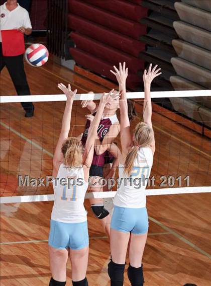 Thumbnail 1 in Alcoa vs. Gibbs (Regional Playoffs) photogallery.