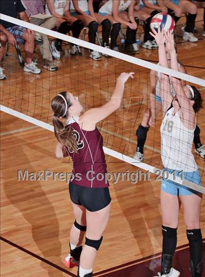 Thumbnail 1 in Alcoa vs. Gibbs (Regional Playoffs) photogallery.