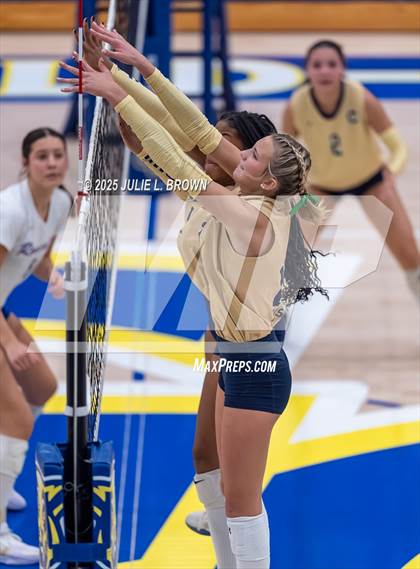 Thumbnail 3 in Roncalli vs. Cathedral (IHSAA 3A Regional Championship) photogallery.