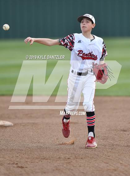 Thumbnail 1 in Era vs North Hopkins (Lindsay Tournament) photogallery.