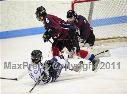 Thumbnail 3 in Windsor/East Granby/Avon vs. Staples/Weston/Shelton (CIAC Division 3 Semifinal) photogallery.
