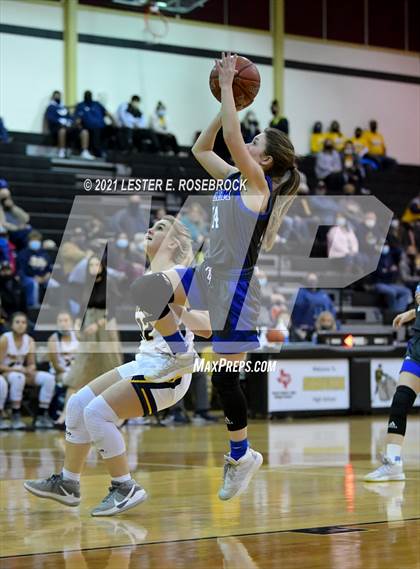 Thumbnail 3 in Yoakum vs. Poth (UIL 3A Bi-District Playoffs) photogallery.