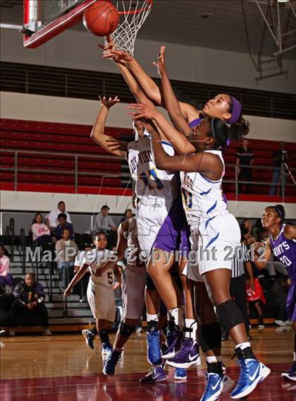 Thumbnail 3 in St. Anthony vs. St. Bernard (Real Run Classic) photogallery.