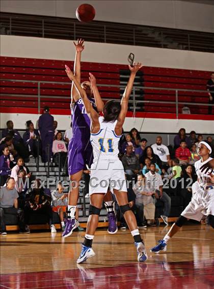 Thumbnail 1 in St. Anthony vs. St. Bernard (Real Run Classic) photogallery.