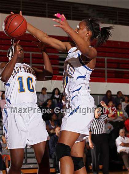 Thumbnail 3 in St. Anthony vs. St. Bernard (Real Run Classic) photogallery.