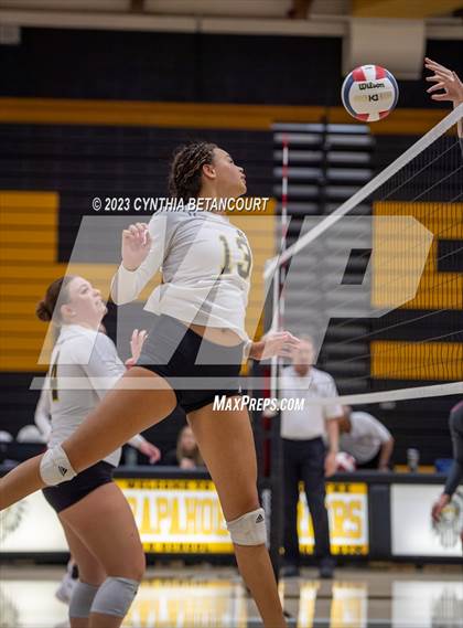 Thumbnail 2 in Arapahoe vs Horizon photogallery.