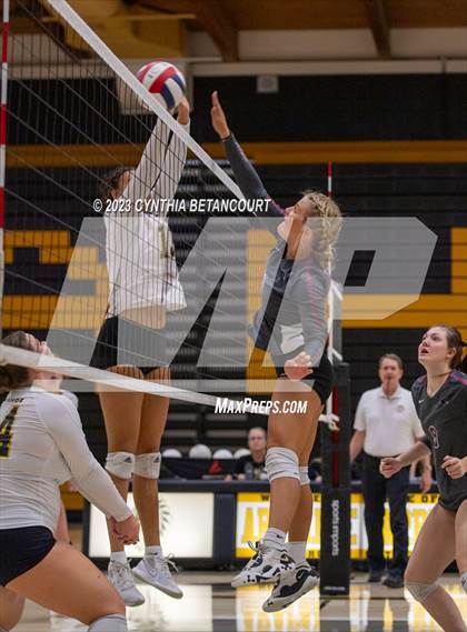 Thumbnail 1 in Arapahoe vs Horizon photogallery.