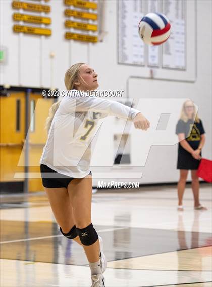 Thumbnail 2 in Arapahoe vs Horizon photogallery.