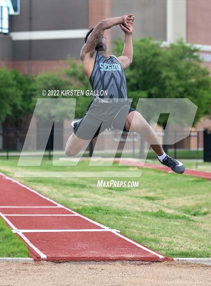 Thumbnail 3 in UIL 5A District 7 & 8 Area Finals (Field Events) photogallery.