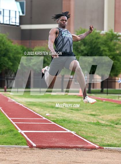 Thumbnail 3 in UIL 5A District 7 & 8 Area Finals (Field Events) photogallery.