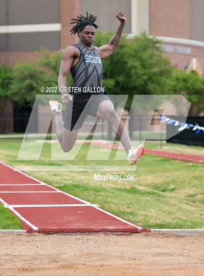 Thumbnail 3 in UIL 5A District 7 & 8 Area Finals (Field Events) photogallery.