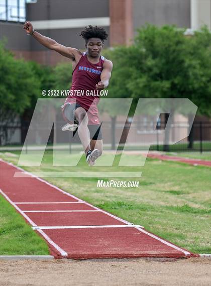 Thumbnail 1 in UIL 5A District 7 & 8 Area Finals (Field Events) photogallery.