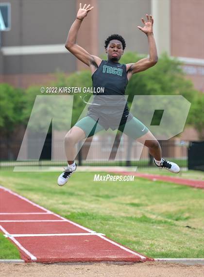 Thumbnail 3 in UIL 5A District 7 & 8 Area Finals (Field Events) photogallery.