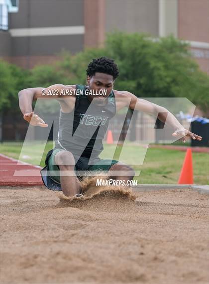Thumbnail 3 in UIL 5A District 7 & 8 Area Finals (Field Events) photogallery.