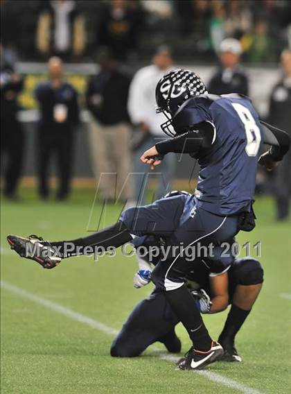 Thumbnail 3 in Le Grand vs. Sierra Canyon (CIF State Small Schools Final) photogallery.