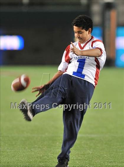 Thumbnail 3 in Le Grand vs. Sierra Canyon (CIF State Small Schools Final) photogallery.