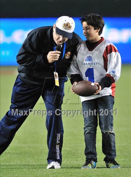 Thumbnail 1 in Le Grand vs. Sierra Canyon (CIF State Small Schools Final) photogallery.