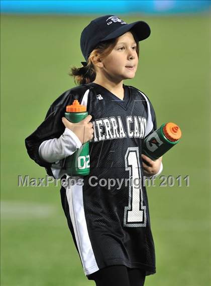 Thumbnail 1 in Le Grand vs. Sierra Canyon (CIF State Small Schools Final) photogallery.