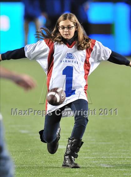 Thumbnail 3 in Le Grand vs. Sierra Canyon (CIF State Small Schools Final) photogallery.