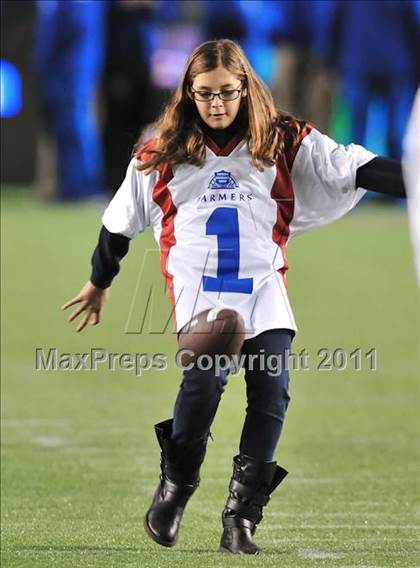 Thumbnail 1 in Le Grand vs. Sierra Canyon (CIF State Small Schools Final) photogallery.