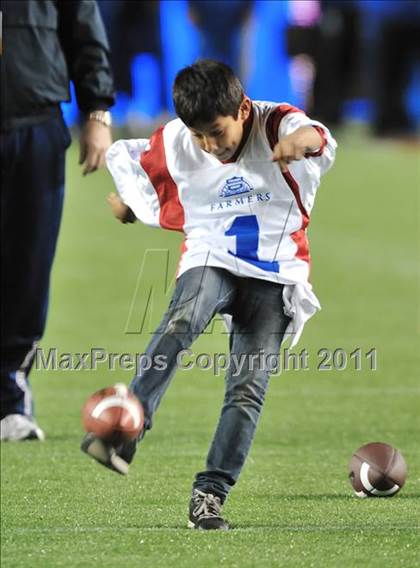 Thumbnail 3 in Le Grand vs. Sierra Canyon (CIF State Small Schools Final) photogallery.